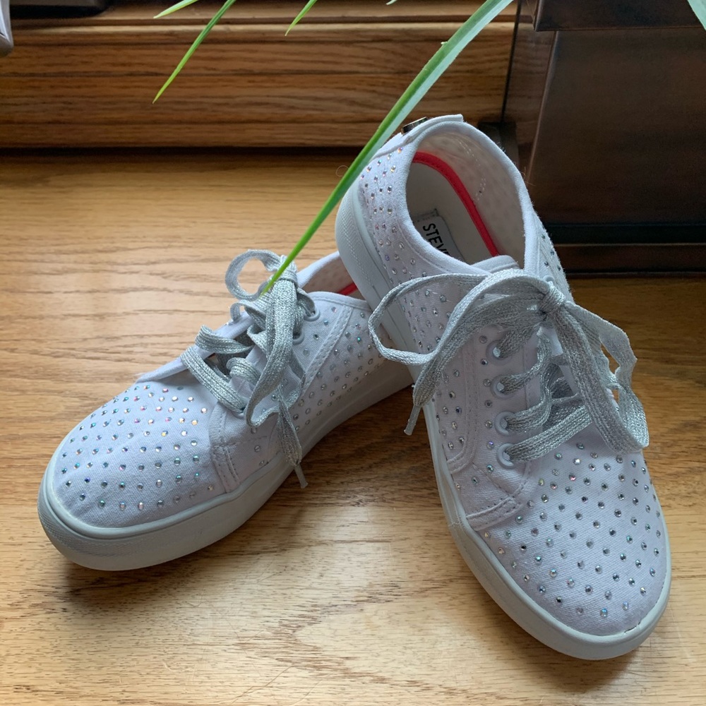 🎈❌SOLD❌Girls size to Steve madden sneakers